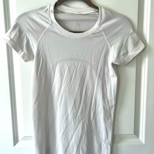 White Lululemon short sleeve, Swiftly tech